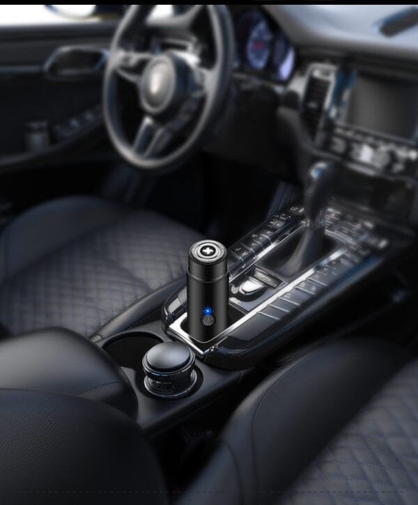 Afeitadora portátil recargable colocada en el interior de un auto, ideal para retoques rápidos durante viajes