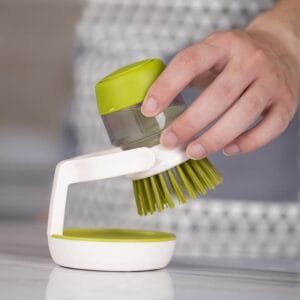 Cepillo lavavajillas con soporte – Orden y limpieza en tu cocina Cepillo lavavajillas color verde en base de secado, ideal para cocina práctica y ordenada