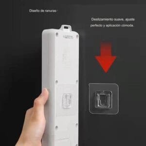 "Gancho adhesivo de doble cara resistente para organizar sin dañar paredes" Gancho adhesivo doble instalado en una pared negra con electrodoméstico colgado