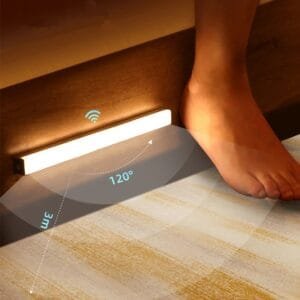 Lámpara LED de 30 cm con sensor de movimiento – Ideal para iluminación bajo la cama o pasillos Lámpara LED recargable de 30 cm encendiéndose automáticamente al detectar un pie cerca de la cama