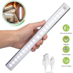 Persona sosteniendo lámpara LED recargable de 30 cm, ideal para clósets, pasillos o baños sin enchufes