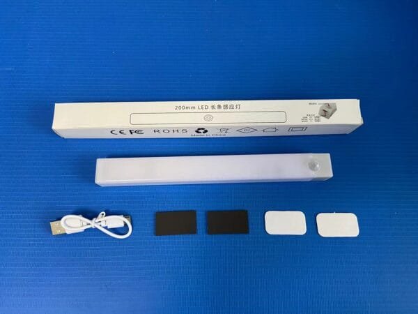 Contenido completo de la caja de la lámpara LED recargable de 30 cm: lámpara, cable USB-C, bases magnéticas y adhesivos