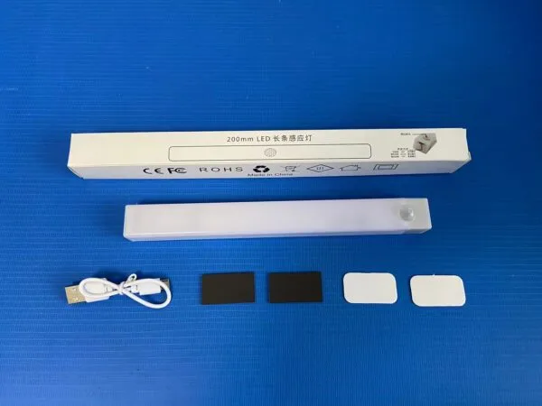 Contenido completo de la caja de la lámpara LED recargable de 30 cm: lámpara, cable USB-C, bases magnéticas y adhesivos