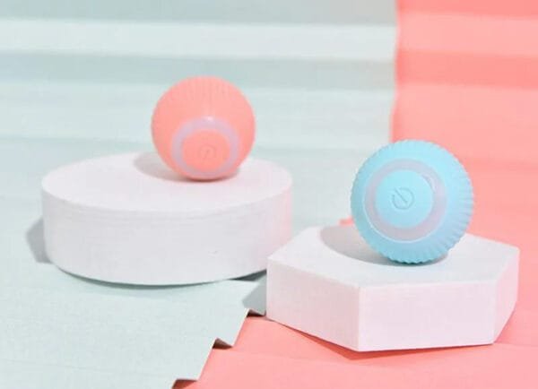 Pelotas Saltarinas Inteligentes para gatos en colores rosa y celeste sobre base blanca