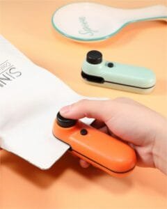 "Sellador portátil para cocina - Sella snacks y alimentos con Alemka" "Sellador de bolsas portátil recargable sellando bolsa de snacks - Alemka Importaciones"